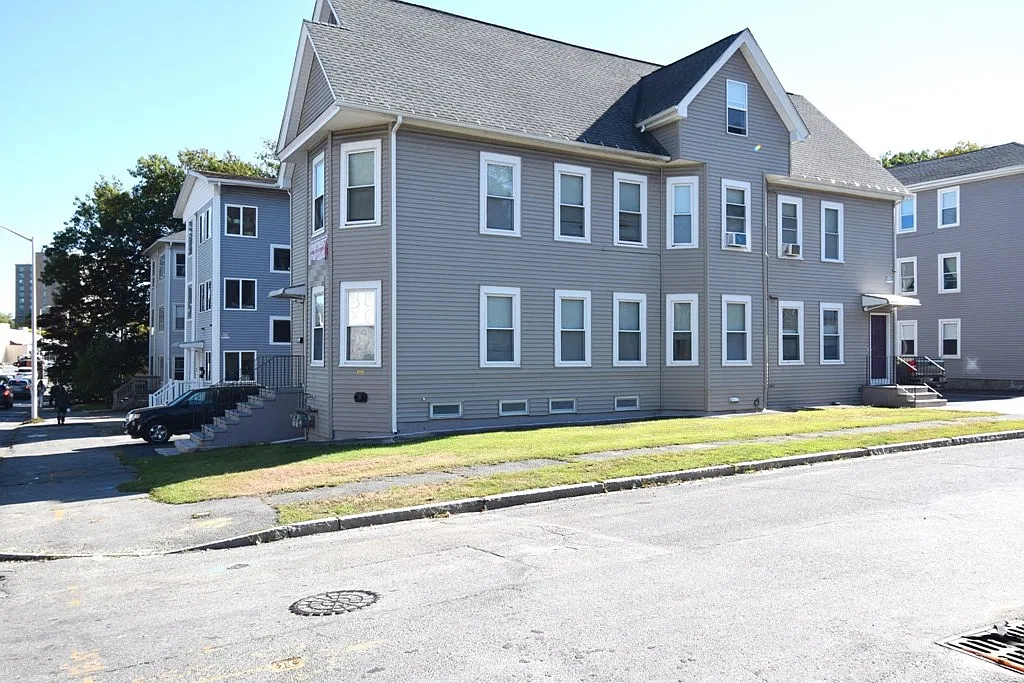 2 bed, 1100 sqft, $1,700 — Photo 2