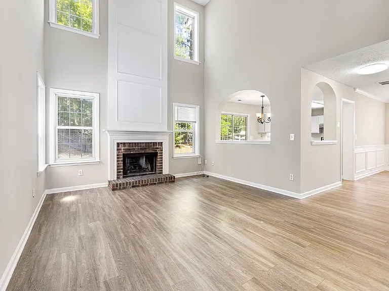 16 Woodward Ln — Photo 2