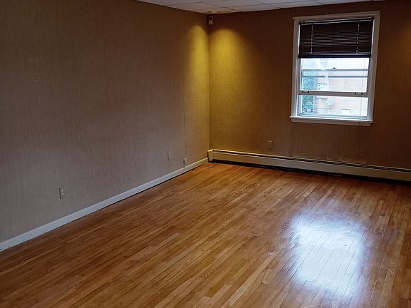 4th image of 133 Oakwood Ave #2