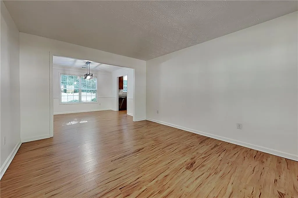 5 bed, 3.0 bath, 2690 sqft, $2,490 — Photo 4