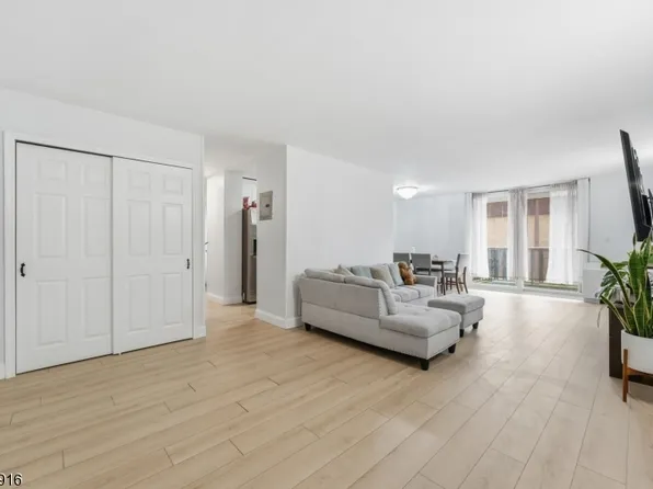 712 N Broad St #3C, Elizabeth City, NJ 07208