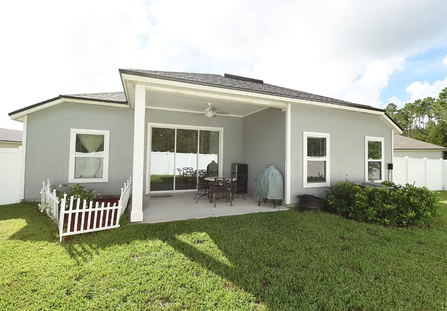 3 bed, 3.0 bath, 2037 sqft, $2,400 — Photo 2