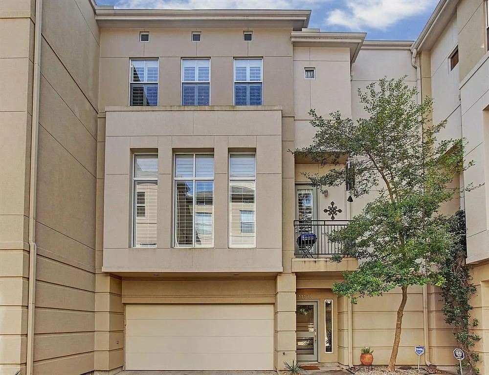 3 bed, 3.5 bath, 2338 sqft, $3,200 — Photo 1