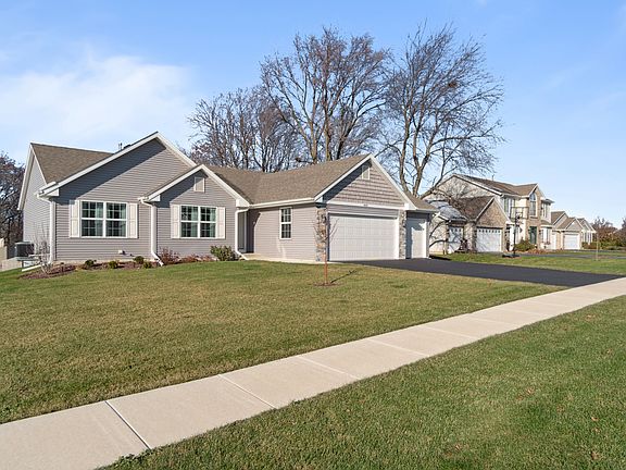 3rd image of 409 Scarlet Oak Dr