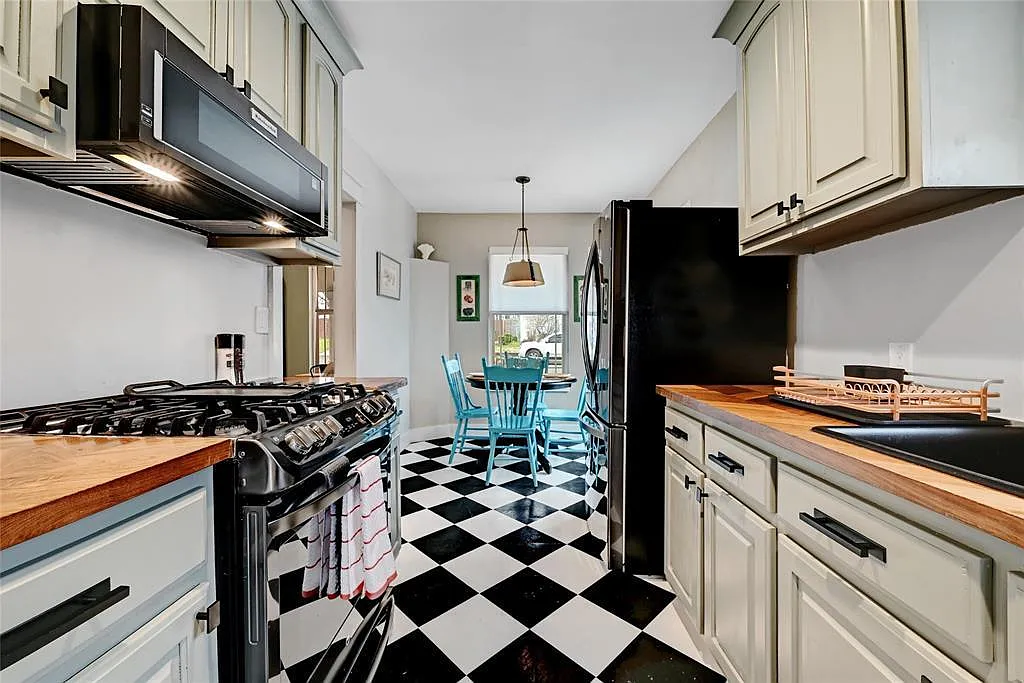 3 bed, 2.0 bath, 1128 sqft, $3,000 — Photo 1