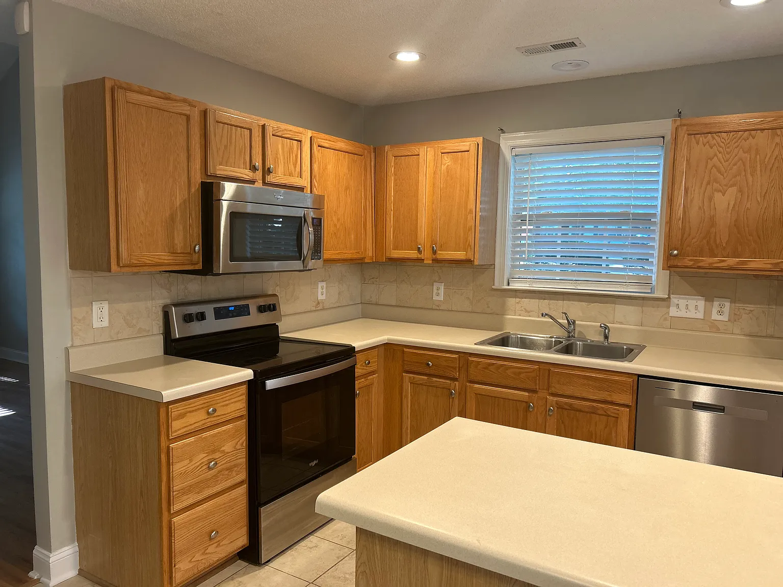 3 bed, 2.5 bath, 1323 sqft, $1,620 — Photo 3