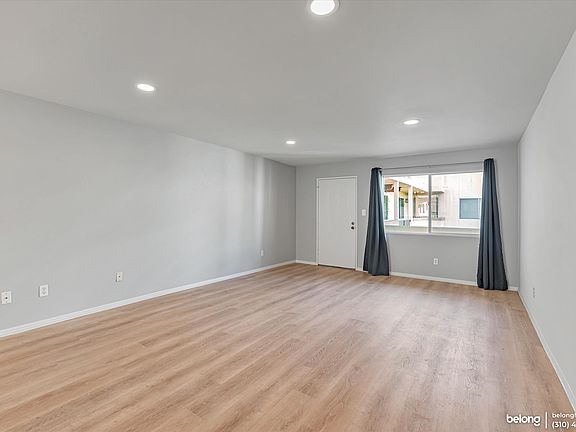 5th image of 12801 Moorpark St Unit 203
