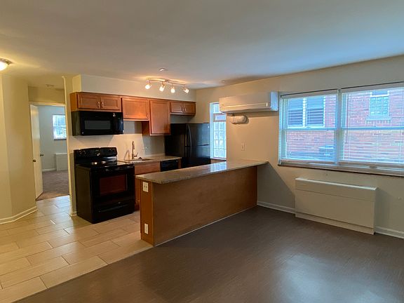 Spacious living room with penty of counter tops in kitchen - island - cermatic tiles
