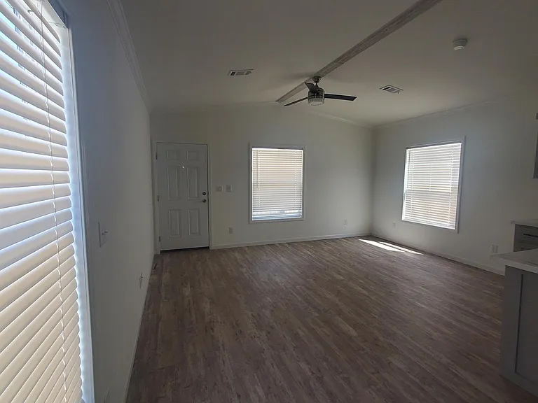 740 Hollow Ln — Photo 2