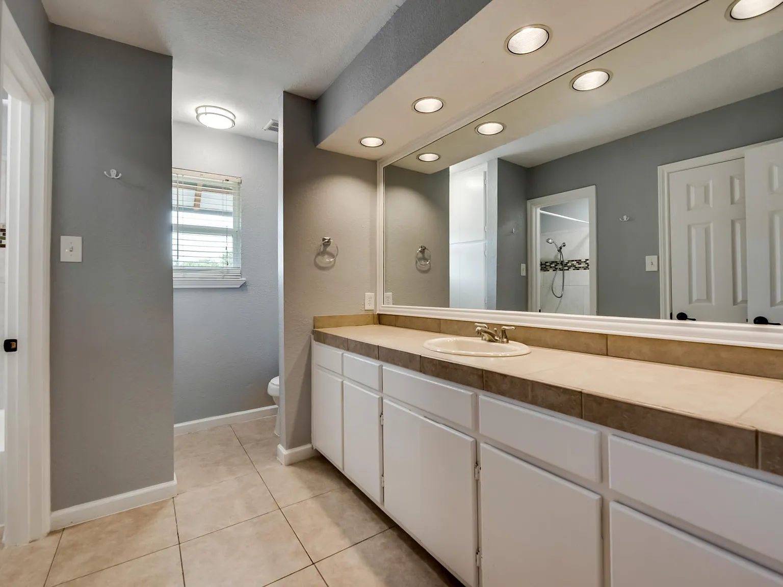 2207 Park Hill Dr — Photo 3