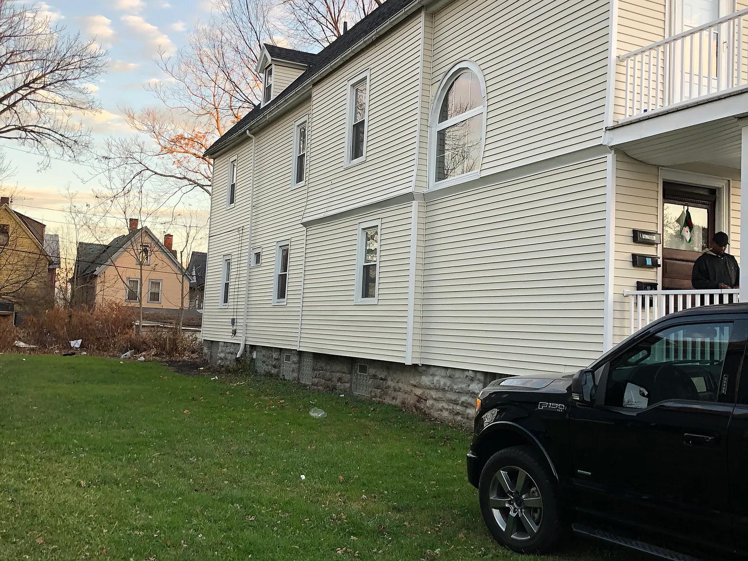37 Holland Pl — Photo 2