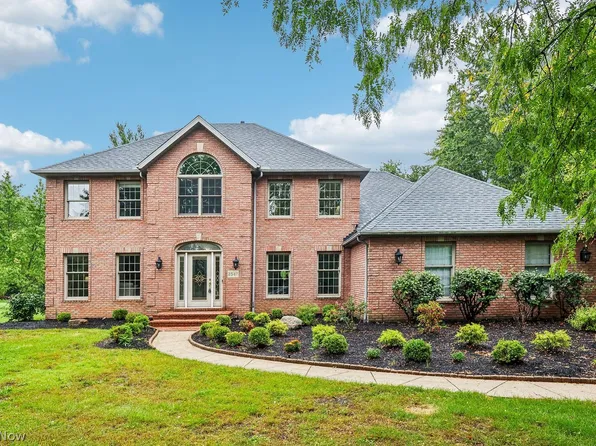 2547 Canyon Creek Dr, Hinckley, OH 44233