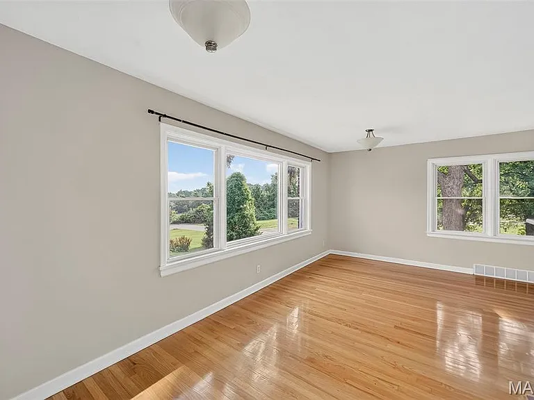 105 N Elm St — Photo 8