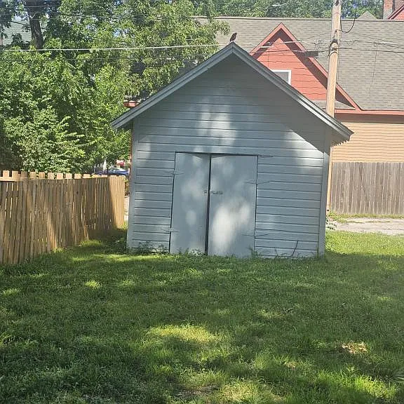 325 S Elm St — Photo 3