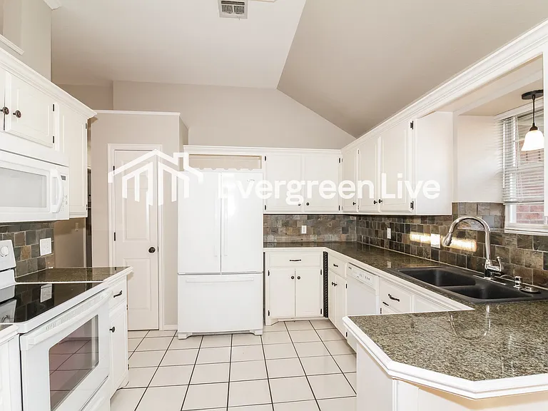 2809 Victoria Dr — Photo 7