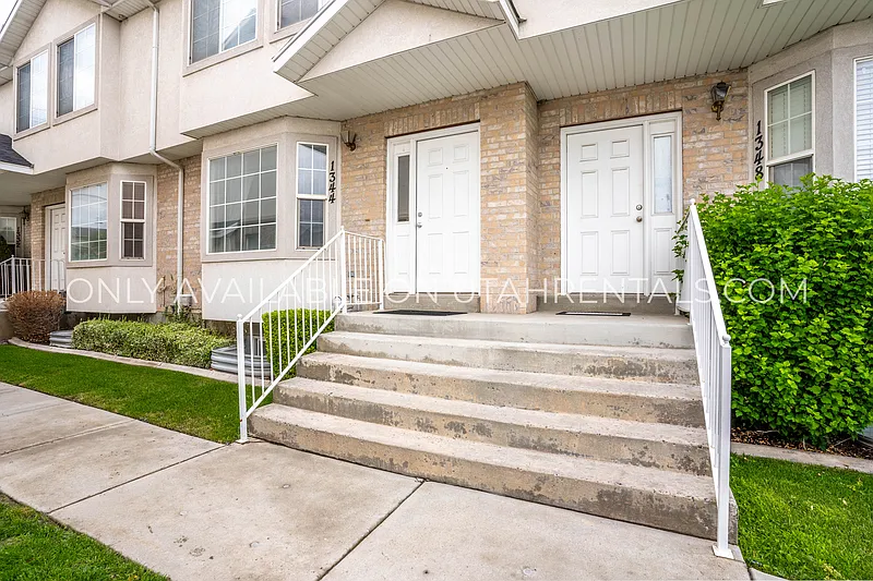 5 bed, 3.5 bath, 2235 sqft, $2,350 — Photo 2