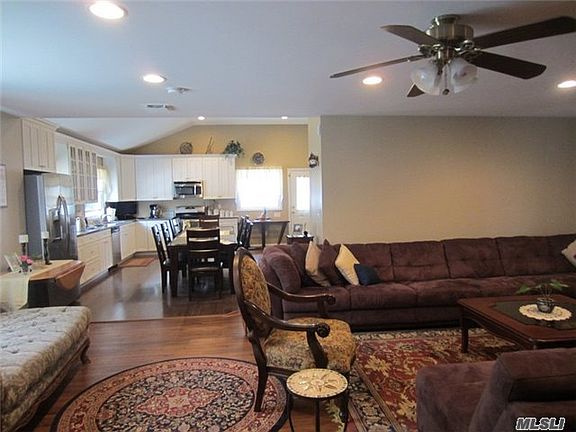 4th image of 62 Southwood Cir