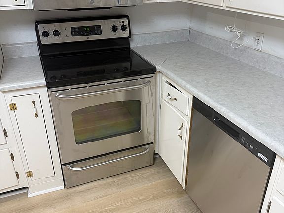 4th image of 2205 Woodlawn Dr
