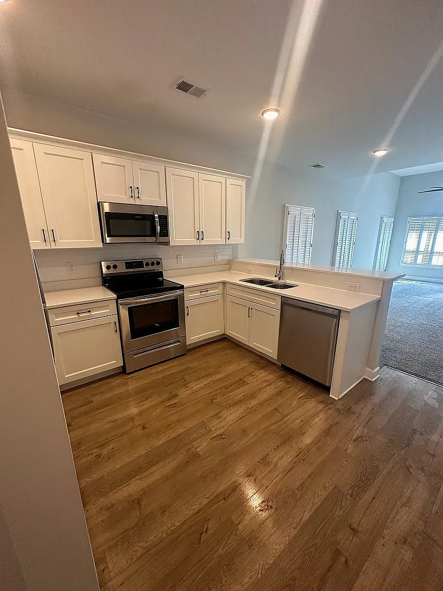 3 bed, 2.5 bath, 1719 sqft, $2,300 — Photo 2