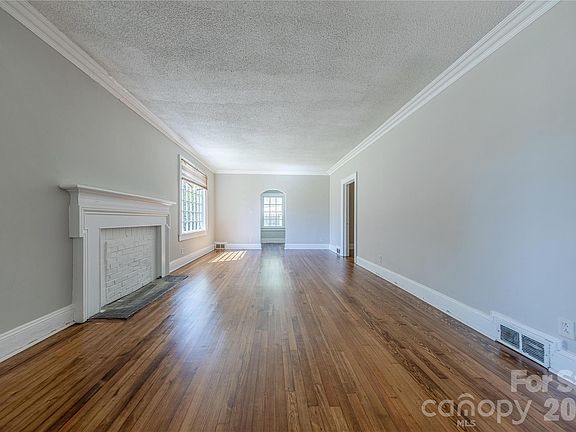 4th image of 8 Bolt Dr