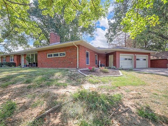 3rd image of 4036 Shrine Park Rd