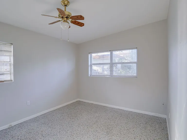 434 E Esther St — Photo 18