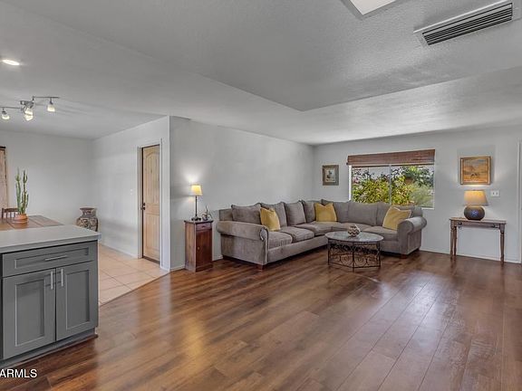 4th image of 2516 E Golden St