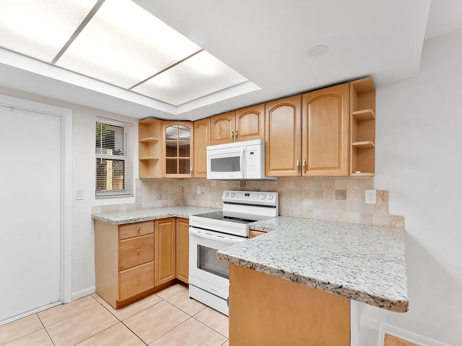 3 bed, 3.0 bath, 1428 sqft, $3,200 — Photo 2