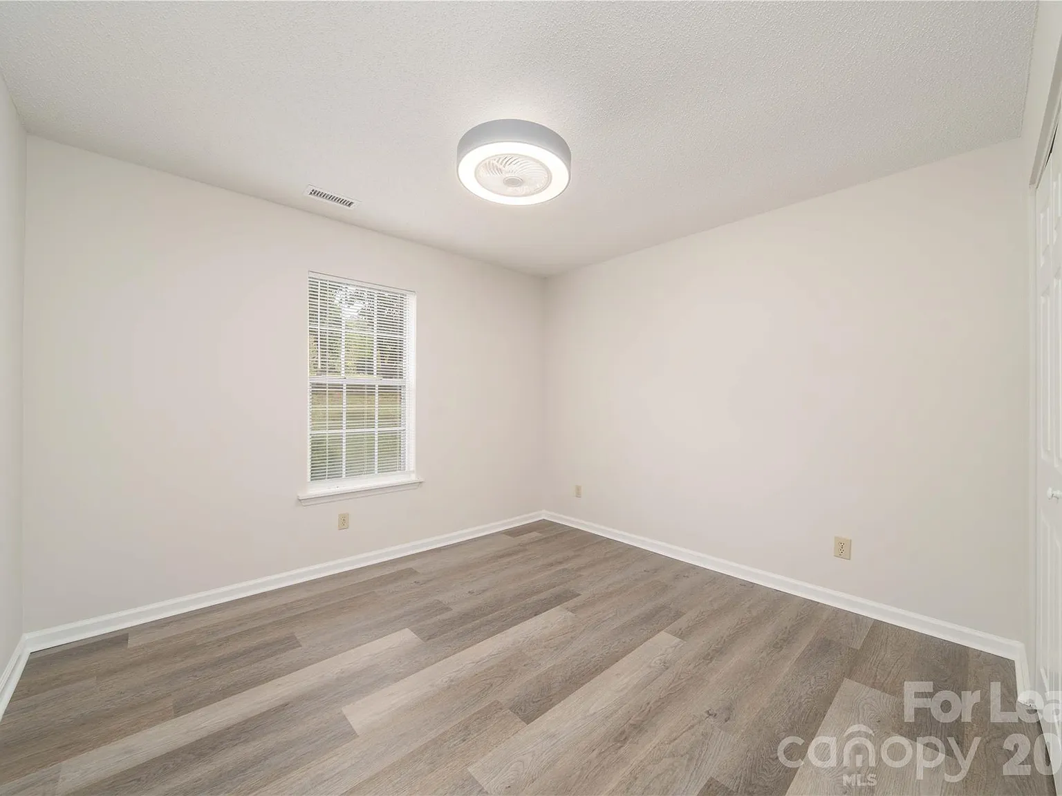 3 bed, 2.0 bath, 1454 sqft, $2,300 — Photo 3