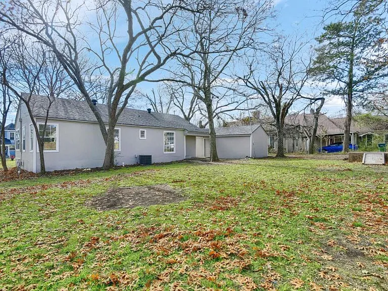 1313 E Lamar St — Photo 17