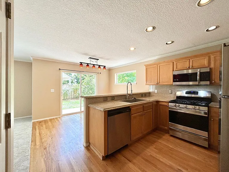 1218 NE Kinney St — Photo 11