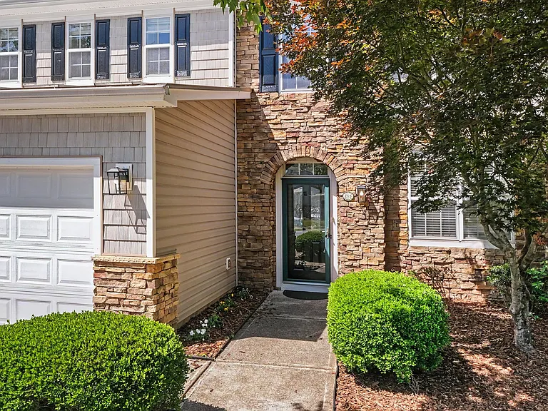 508 Ashburn Ln — Photo 4
