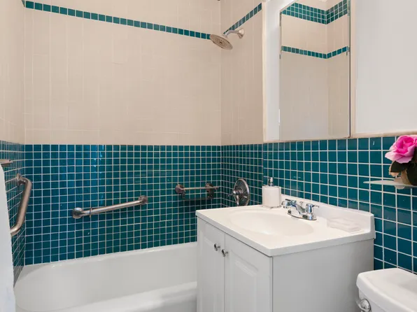 201 East 21st Street 15C image 7 of 7