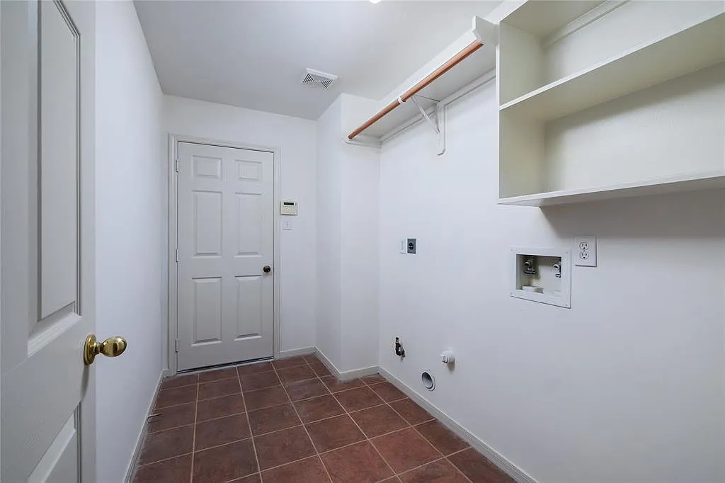 4 bed, 2.0 bath, 2230 sqft, $2,300 — Photo 4