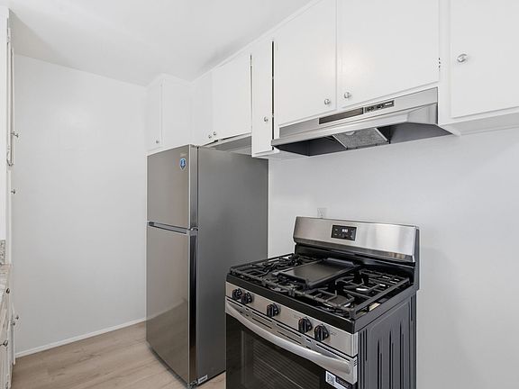 4th image of 7100 Fulton Ave #10