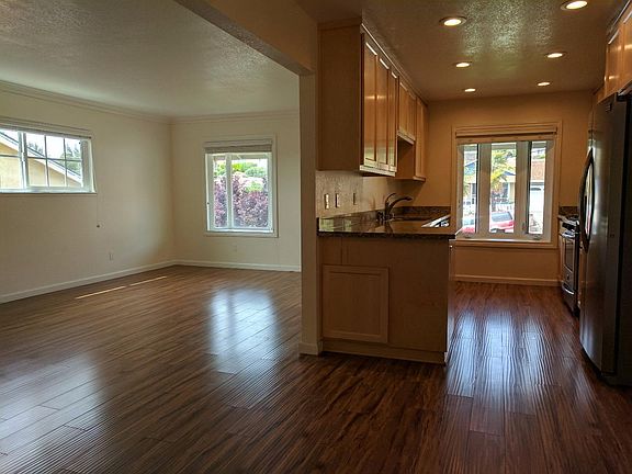4th image of 4902 Dickinson Dr