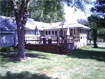 4th image of 909 E 108th St