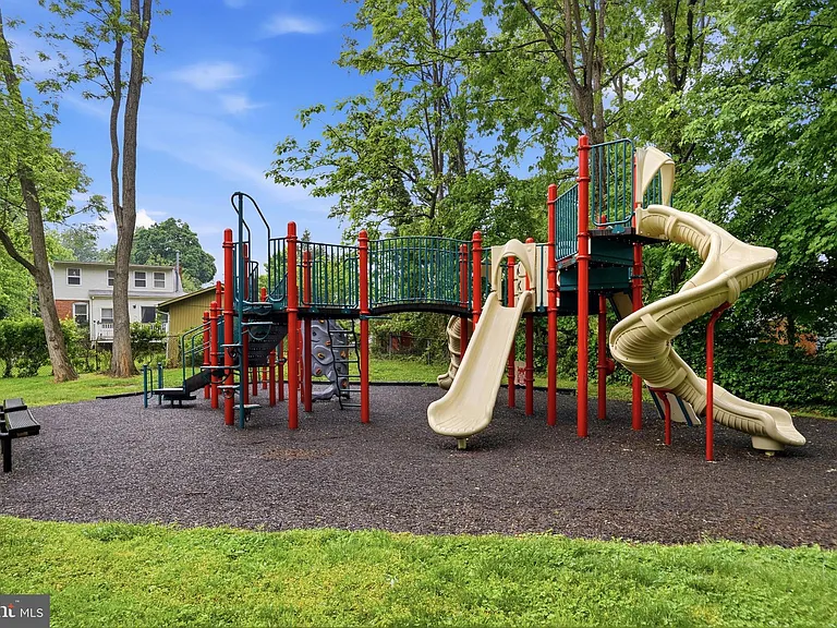1227 Clagett Dr — Photo 46