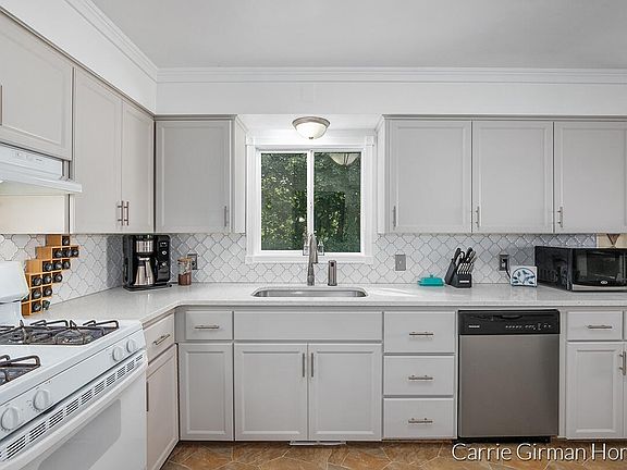 4th image of 2425 Powers Ave NW