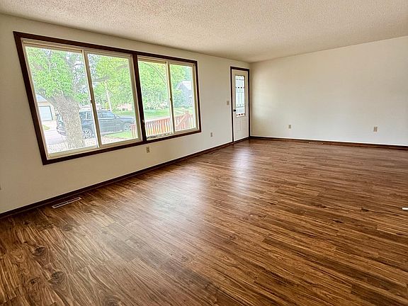 5th image of 207 N Main St