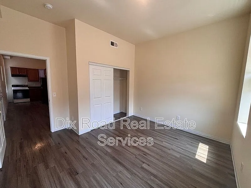 1 bed, 1.0 bath, $725 — Photo 4