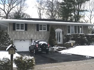 51 Mackay Dr, Hauppauge, NY 11788