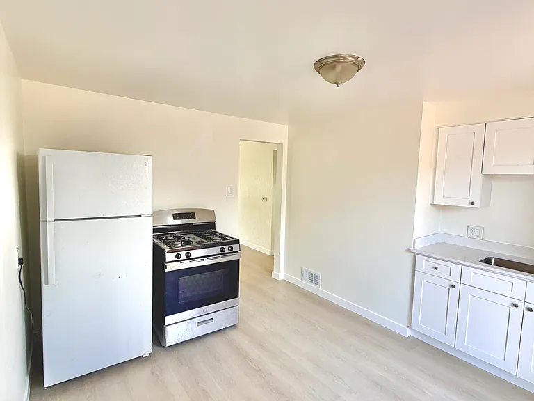 1149 Akron St #1149 — Photo 4