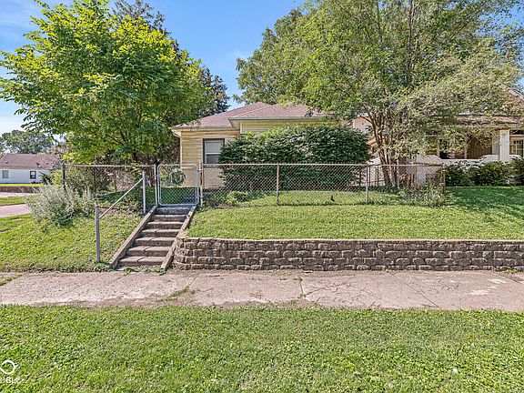 3rd image of 1921 E Pleasant Run Parkway South Dr