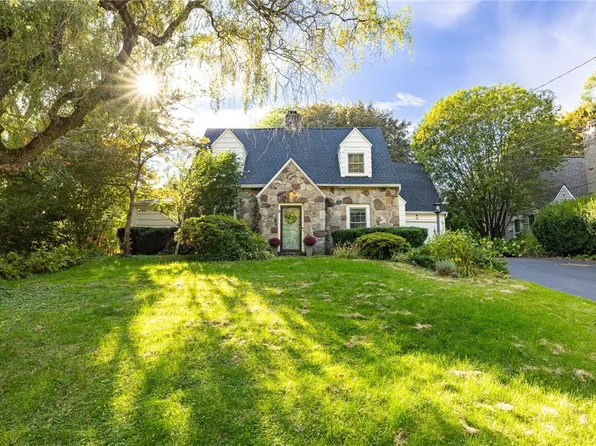 12 Westwood Dr, East Rochester, NY 14445