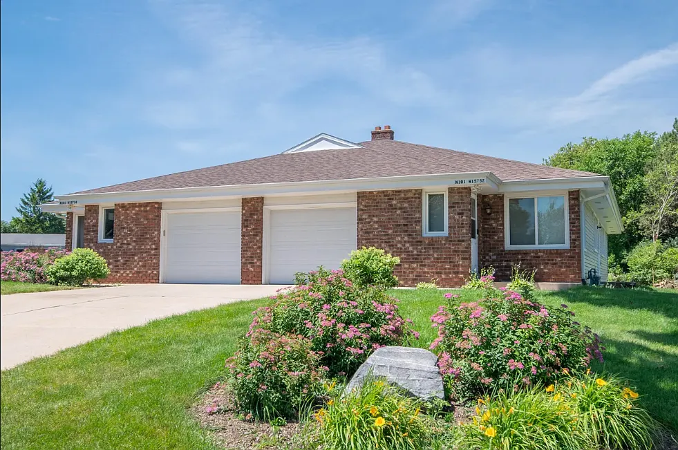 3 bed, 1300 sqft, $2,295 — Photo 1