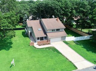 1 Oakdale Ave, Farmingville, NY 11738