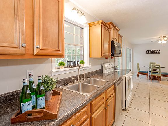 2nd image of 3959 Wedgewood Dr #4