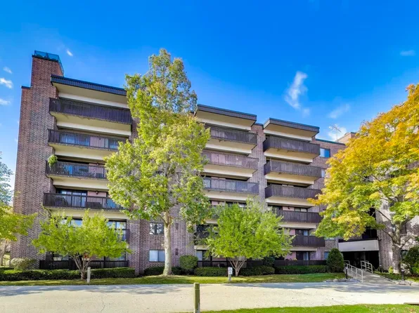 920 Vose Dr APT 604, Gurnee, IL 60031