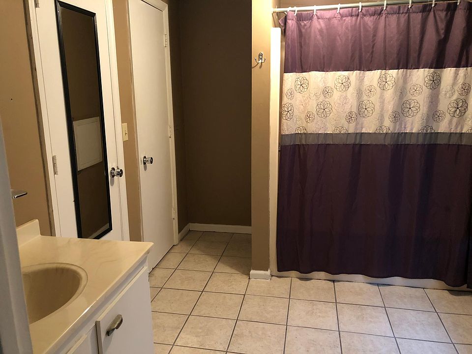 2nd image of 919 W 1st St #2